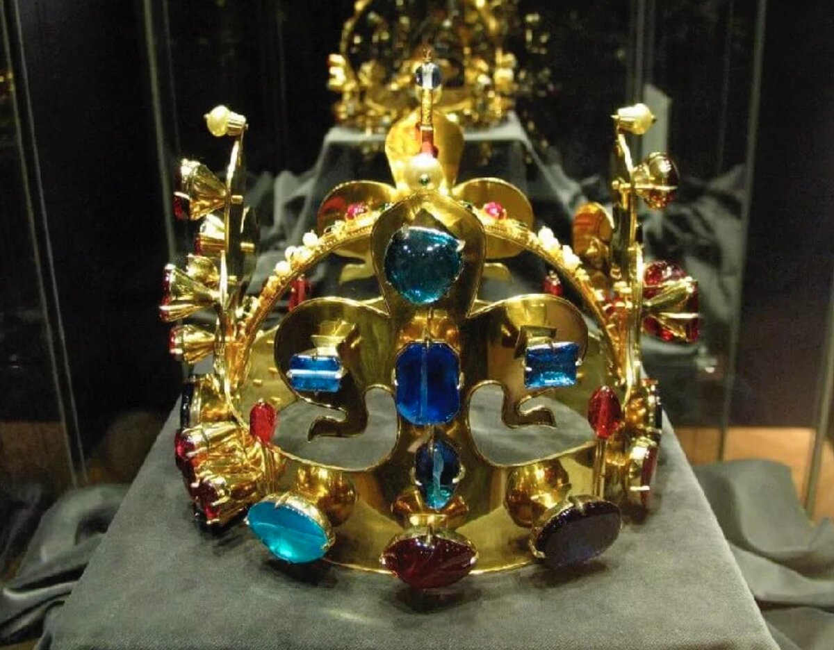 Шапка мономаха в оружейной палате. Драгоценности романовых фаберже. Драгоценность короля. Корона короля дании кристиана iv 1595 год. Драгоценность короля.