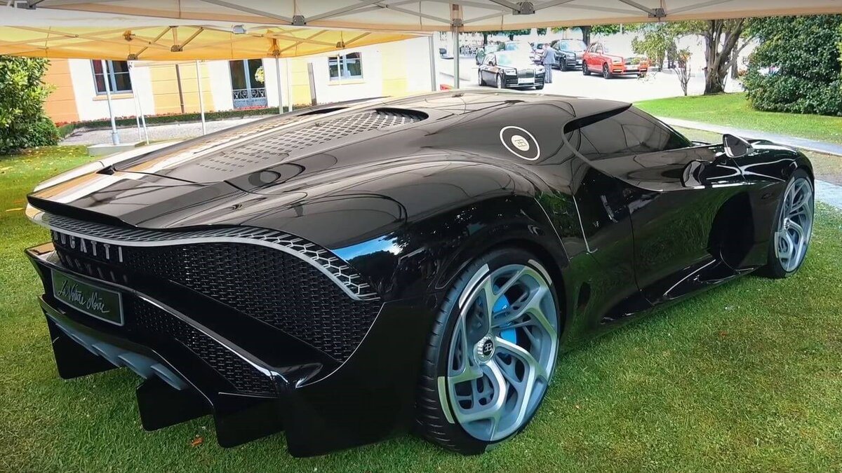 Гиперкар Bugatti la voiture noire