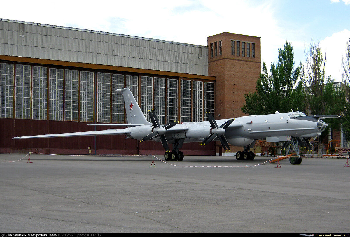 Недалеко от начала нашей экскурсии нас встретил гигант Ту-142-дальний противолодочный самолёт аэродромного базирования-очень красивый и только что с ремонта!