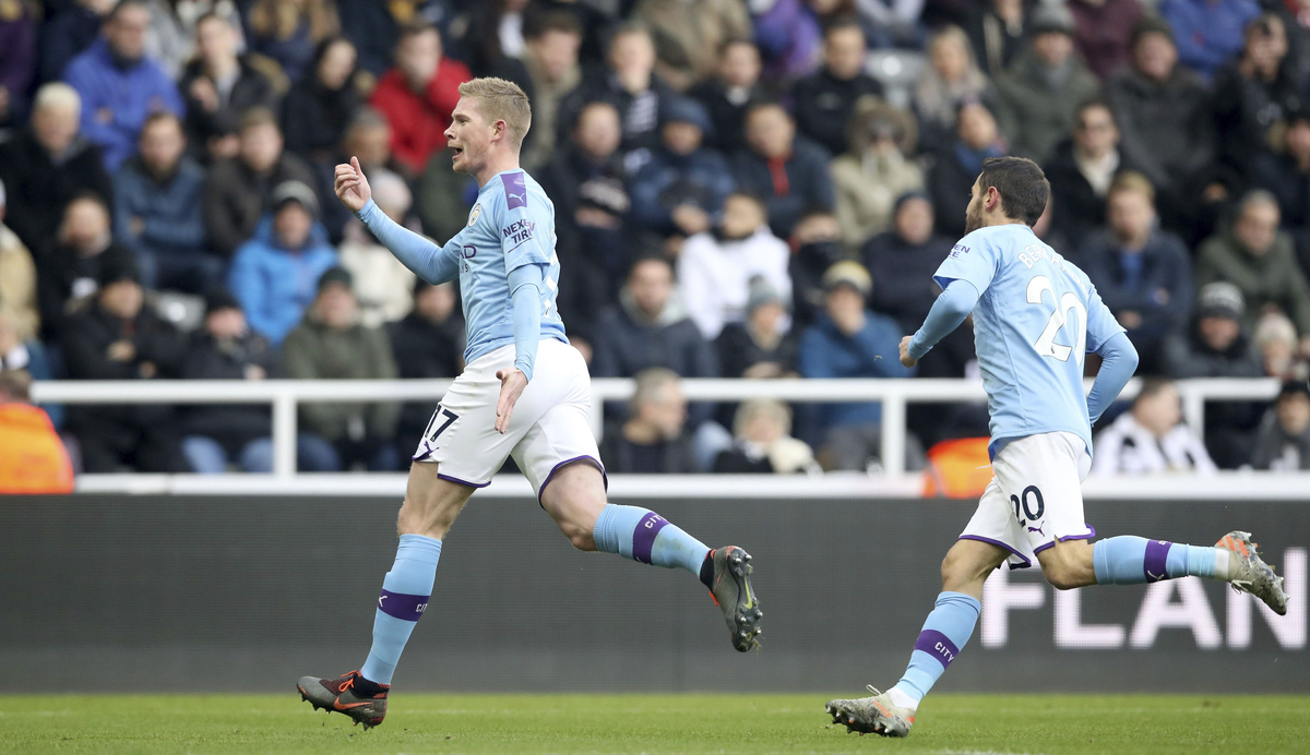 Побела. Ньюкасл Манчестер Сити. Казимеж Дейна Манчестер Сити. Newcastle United Manchester City. Звезды ман Сити.