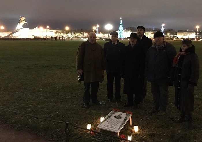 Члены Союза-Ордена возлагают цветы на месте убийства декабристами графа Михаила Милорадовича. Фото Российского Имперского Союза-Ордена 