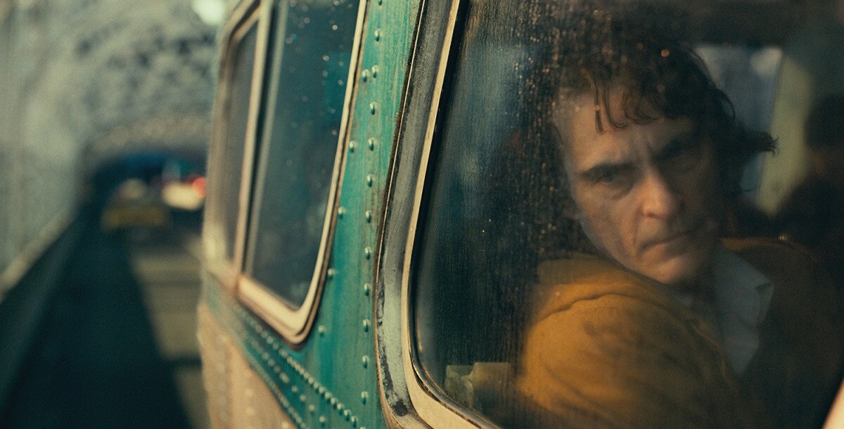 Хоакин Феникс вспомнил, что победил "Лунный свет", а не "Ла-Ла Ленд". Берегитесь, киноакадемики, и избегайте вагонов метро с этим парнем (Кадр из к/ф "Джокер")