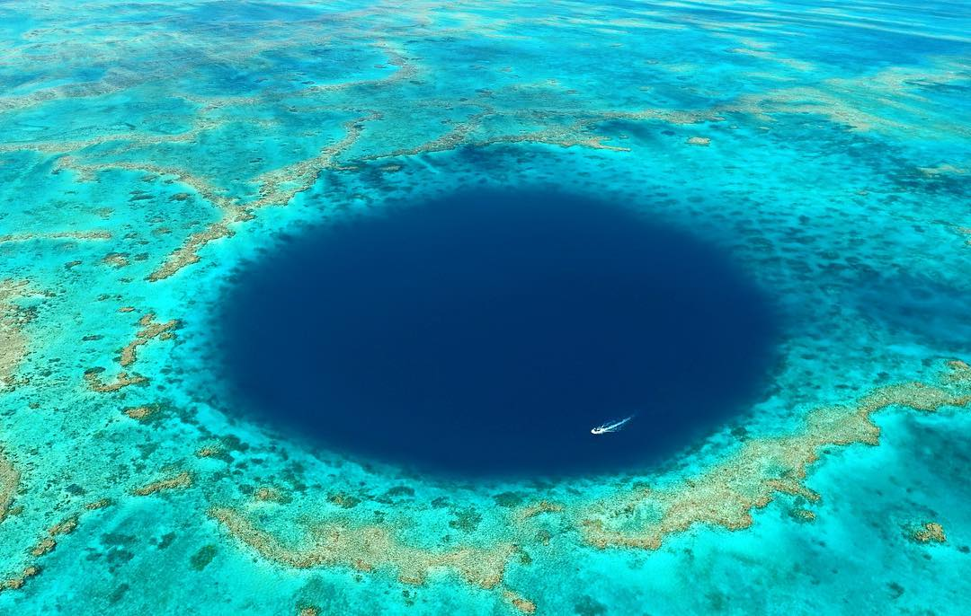 Самой огромный океан. Юкатан полуостров большая голубая дыра. Большая голубая дыра Белиз. Голубая дыра карстовая воронка.