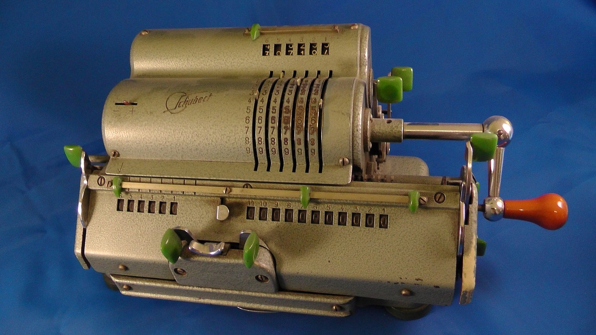 Такой агрегат тоже был, но пользоваться я им так и не научился. Это калькулятор кассира.