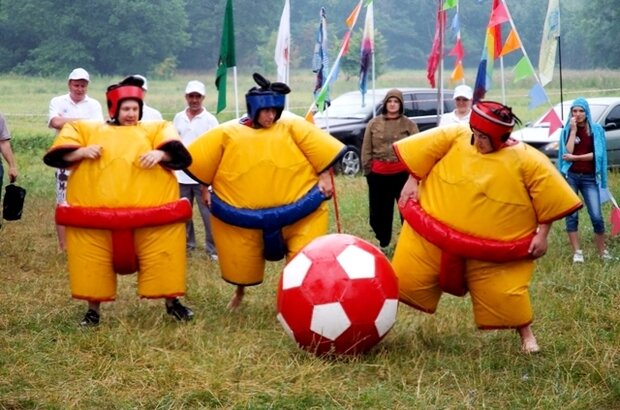 Игра в футбол в надувных костюмах!