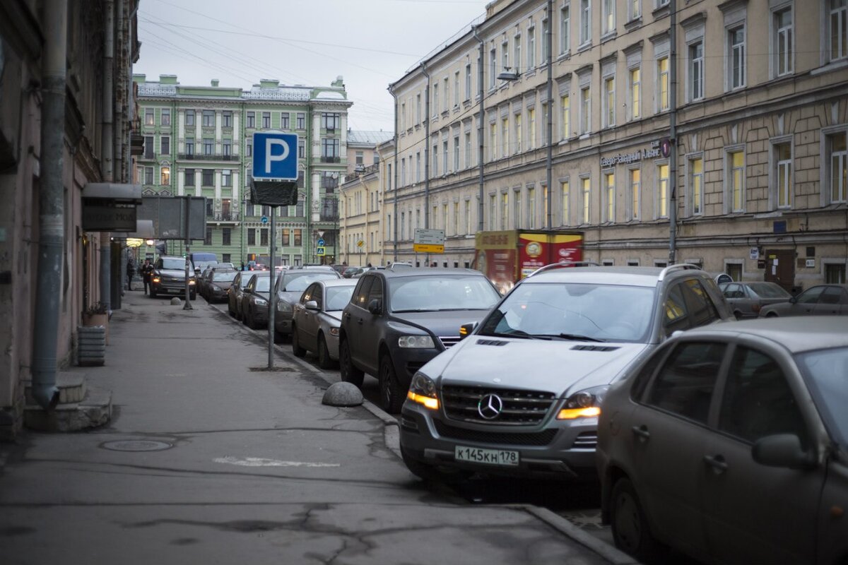 Парковка в центре города спб. Платная парковка Санкт-Петербург. Платная стоянка Санкт-Петербург. Платная парковка Петербург. Машины платной парковки СПБ.