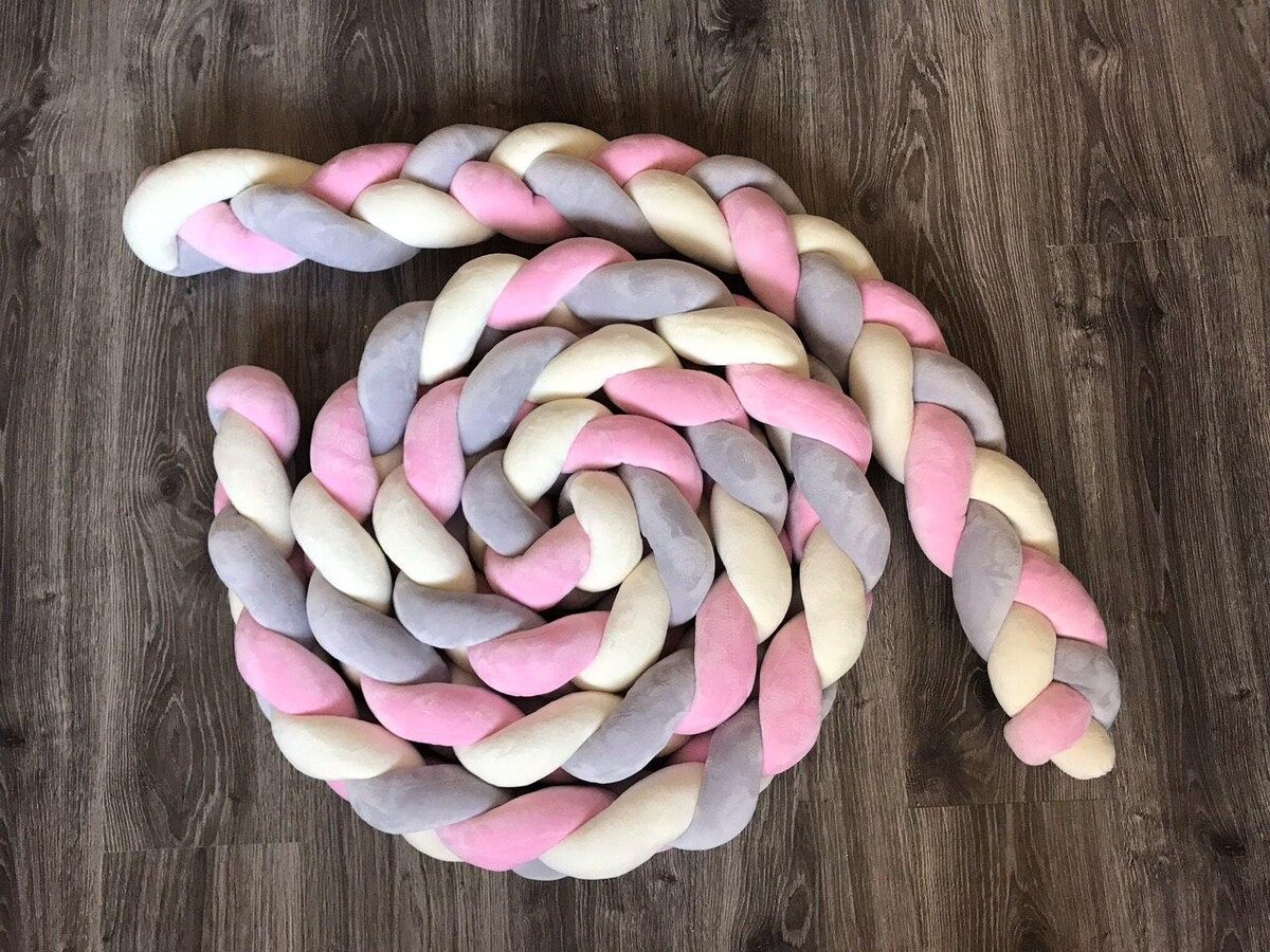 Такую косичку можно использовать, как украшение на кровати!