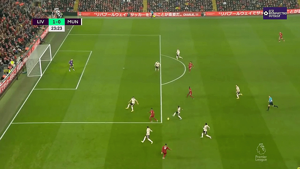 Люка Шоу мешает Мане забить второй гол.