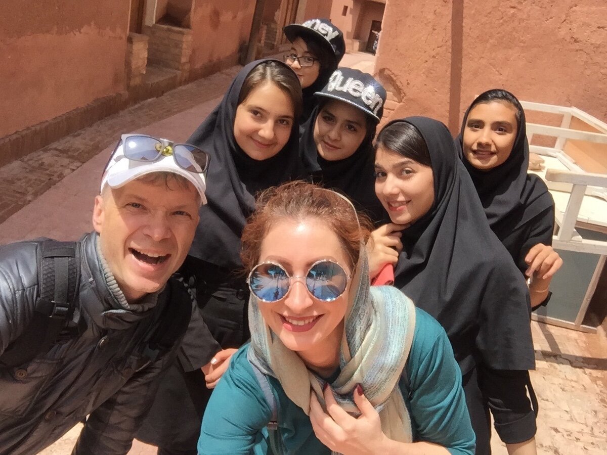 Иранские школьницы на экскурсии в древней деревне Абьяне