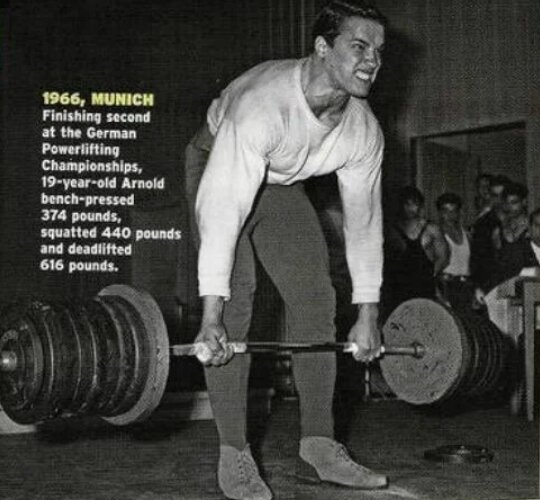Почему Арнольд делал становую тягу с кривой спиной?