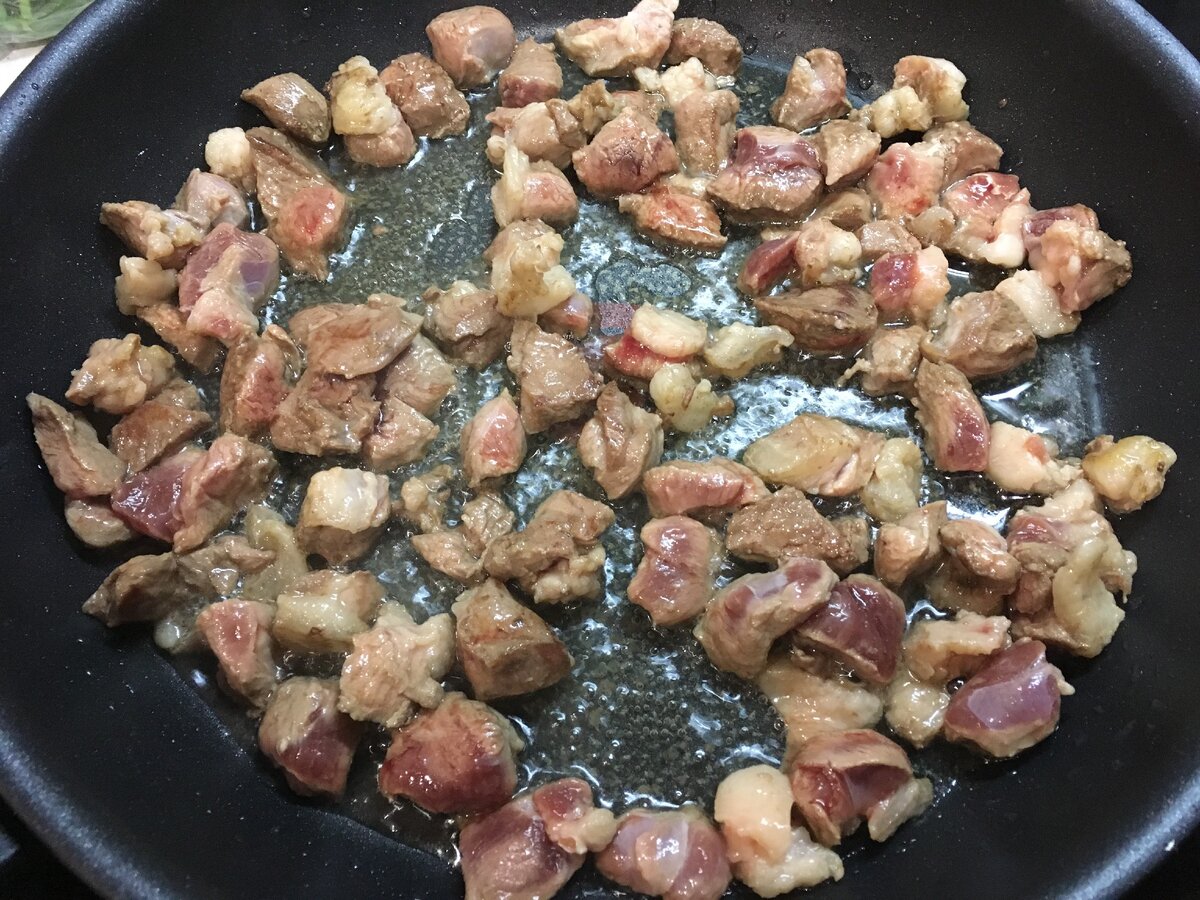 Обжариваем мясо. Фото автора.
