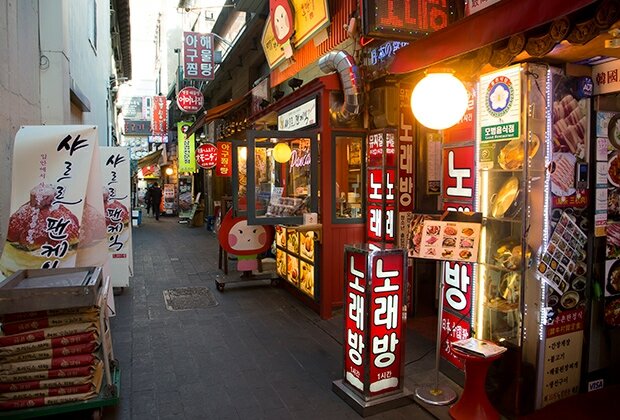 Начну сначала: прилетела я в ЮК назаработки совершенно одна. За плечами развод и ребёнок 4х лет. И естественно ни жилья ни чего у меня не было. Долго рассказывать не буду. Было всё: и кидали, и скиталась по Корее в поисках лучшего. Были слезы, работала практически без выходных.