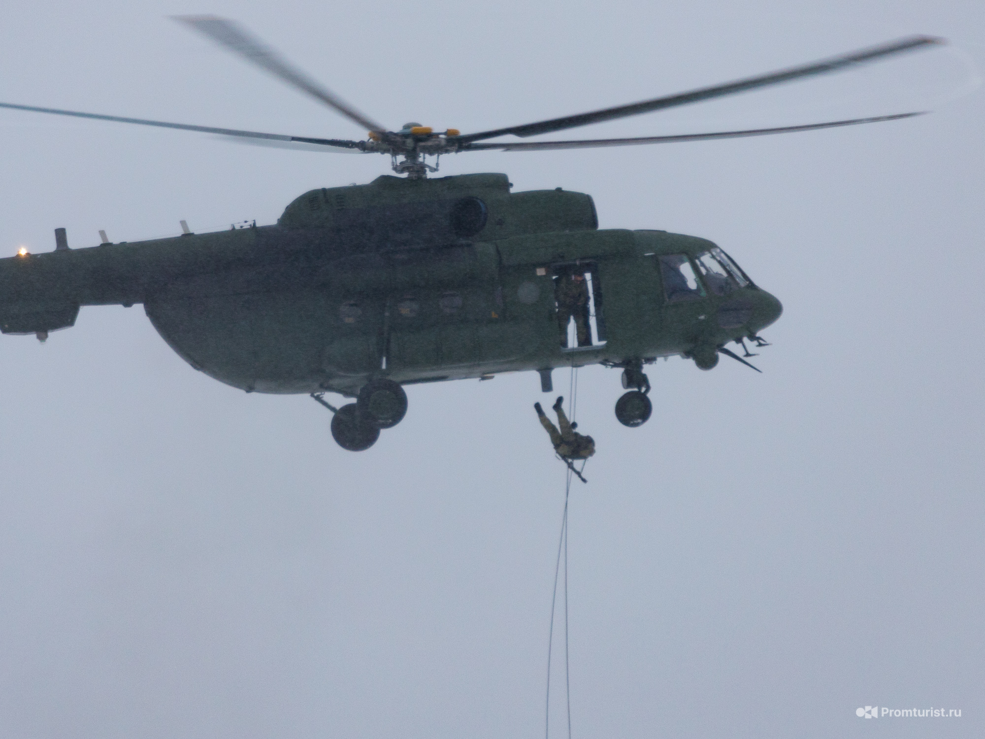 За 7 часов вертолет пролетел на 720. Десантирование с вертолета ми-8. Беспарашютное десантирование ми8. Над Астраханью летают вертолеты. Десантирование с ми 6.