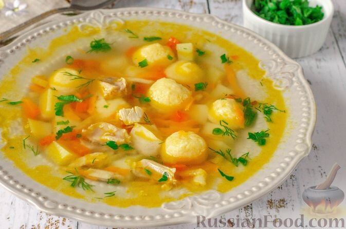 куриные ножки, картофель, перец болгарский, лук репчатый, морковь, лавровый лист, орегано, базилик, порошок чесночный, куркума молотая, зелень укропа, зелень петрушки, лук зелёный, масло растительное, соль, перец чёрный молотый, творог, масло сливочное, яйца, мука, соль