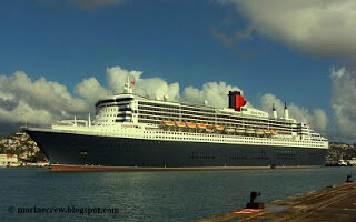 
Queen Mary 2. Одно из самых больших пассажирских судов в мире. Уйма народу помещается внутри. Бары, казино, экзотические места и качка — всякое разное за ваши деньги.
