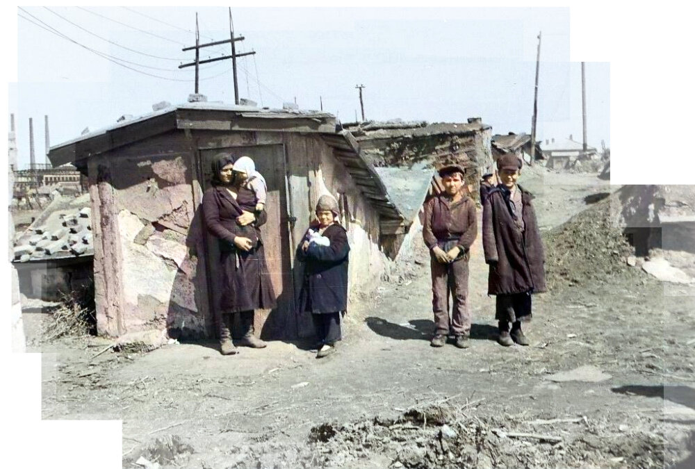 Город Краматорск. Поселок из землянок и его жители. Располагался между Шлаковой горой и заводом НКМЗ. Предположительно 1942-1943 год. Фотография использована в качестве иллюстрации.