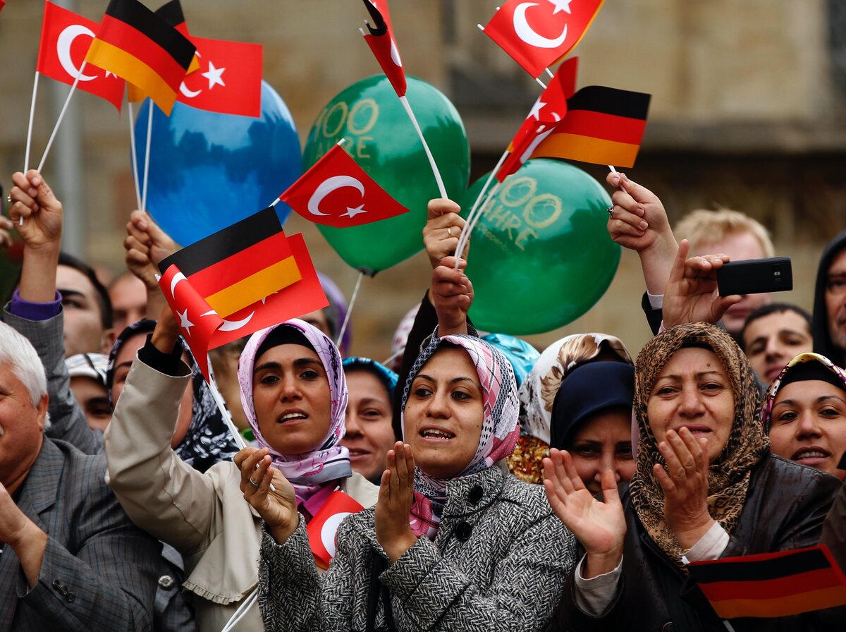 В Германии проживают 5 миллионов турок, что составляет 5% населения страны. Это самое многочисленное национальное меньшинство в ФРГ. Давайте же разберемся почему так получилось.-2