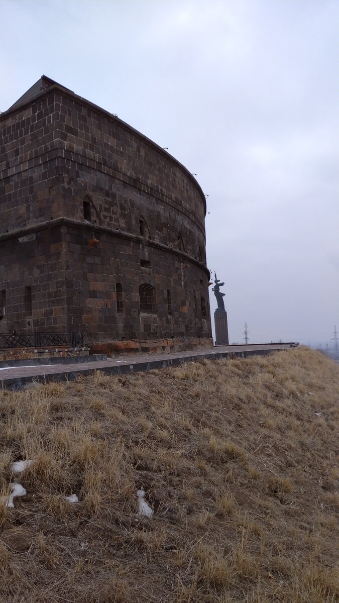 Рядом с крепостью расположена мать Армения