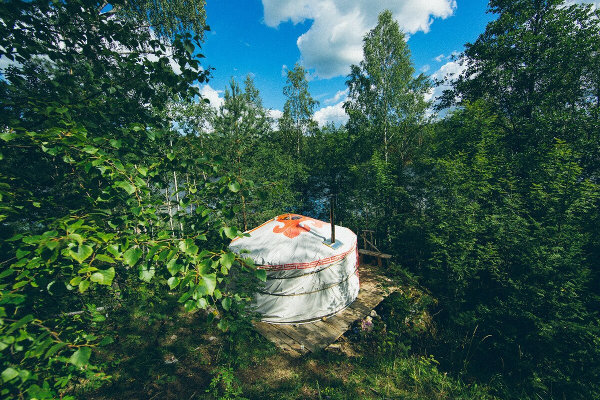 Вид на юрту с холма рядом