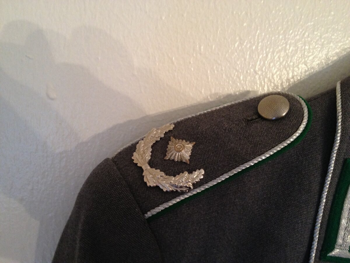 Майор егерей или гренадеров Бундесвера. Кардинально отличается от тайора ННА или Вермахта. Шнуров почти нет, кроме канители на стыке погона и опушки. Ромб один, серебряный (что было редко у старших офицеров ННА и Вермахта) и снизу никогда не бывавший раннее на погонах венок из листьев. Сам погон сделан из габардина как и китель и крепится на пуговице в стиле Вермахта.