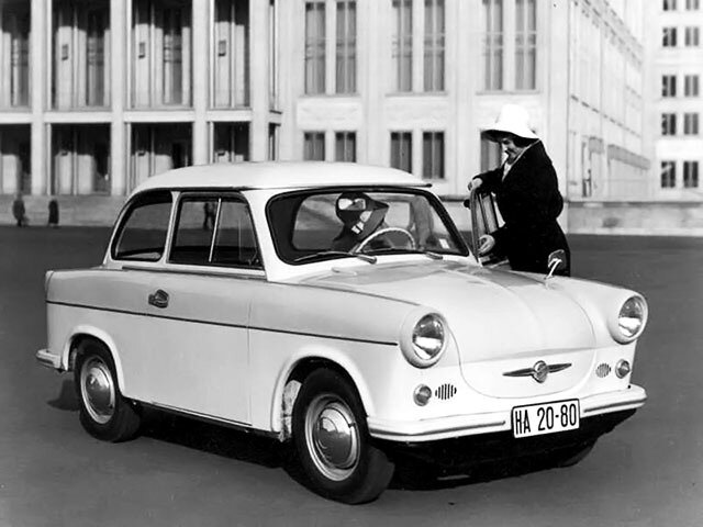 Trabant P50 (1957-1960). Обратите внимание: машины в комплектации "люкс"(последнее фото) имели другие молдинги на боковинах. 