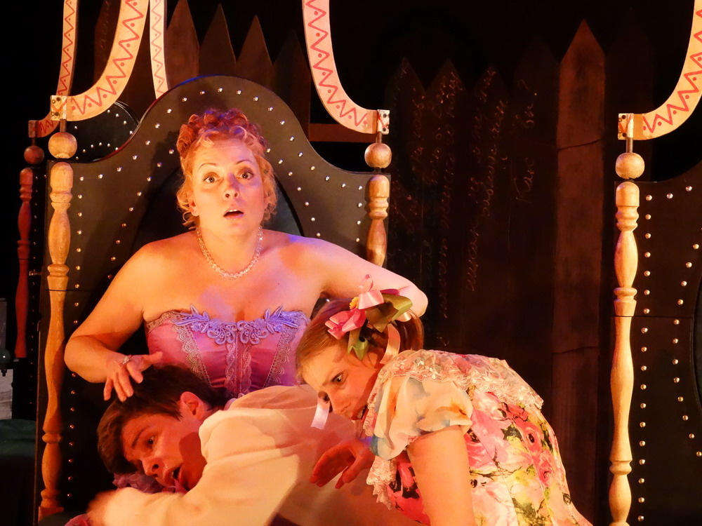 Анна Андреевна, Марья Антоновна и Хлестаков (АЯтеатр, "Ревизор")