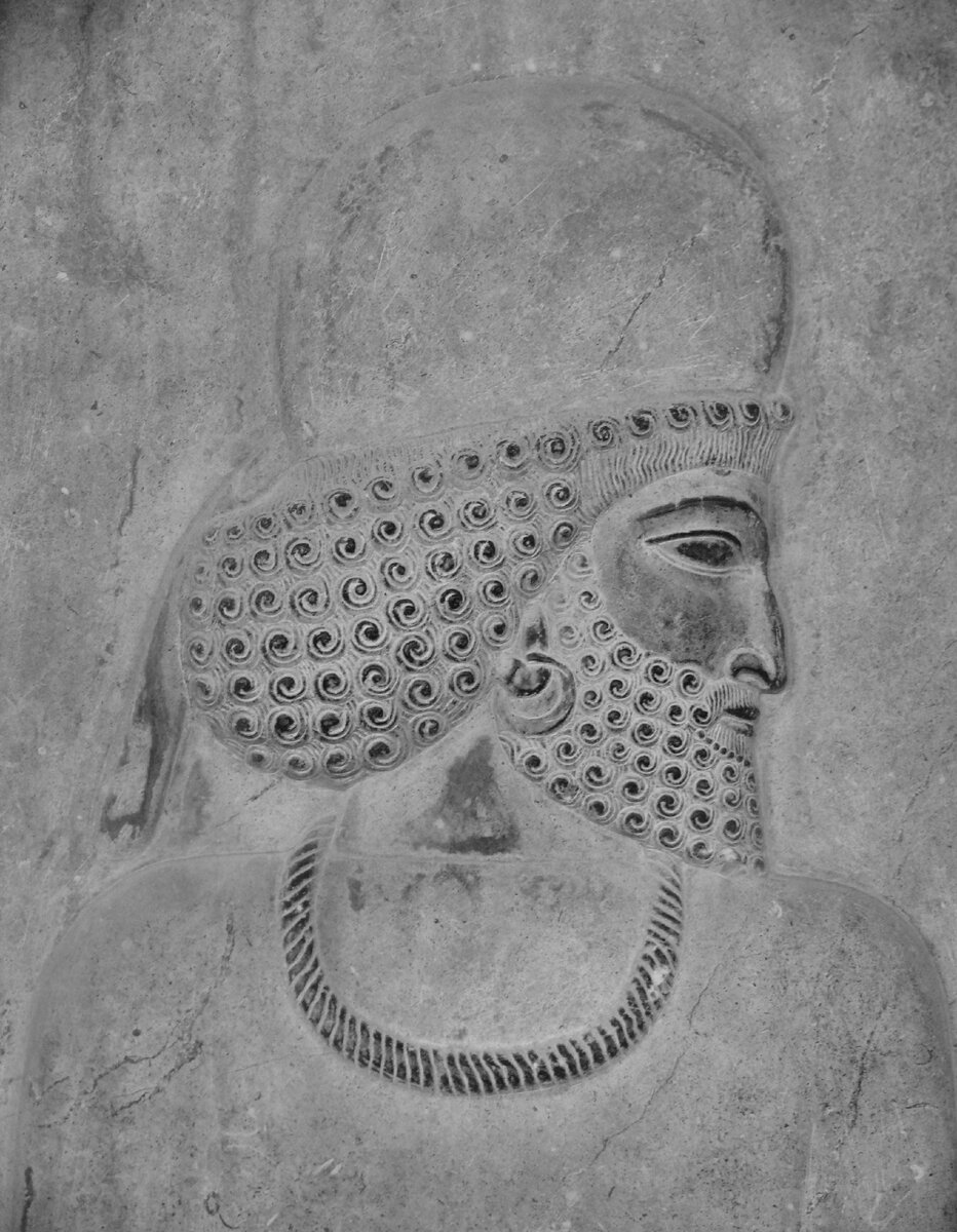 Барельеф царя дария на бехистунской скале в иране. Надпись дария 1 на бехистунской скале. Барельеф царя дария на бехистунской скале в иране. Бехистунская надпись дария i. Язык дарий.