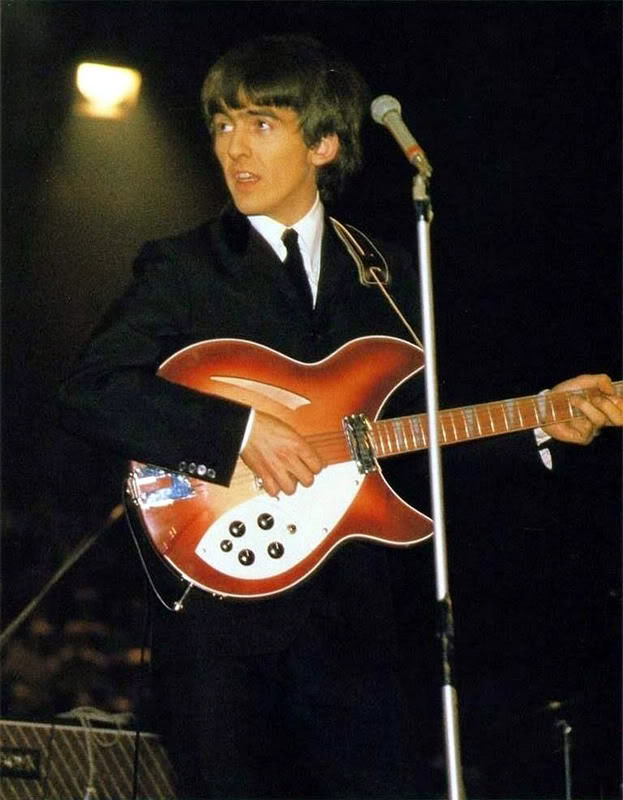 Джордж Харрисон и его Рикенбакер. Image: Micheal Ochs Archives / Getty