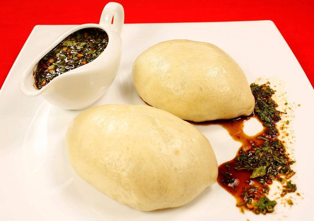  блюдо для любителей необычной и интересной кухни. Пигоди - это пирожки с мясной начинкой, которые готовятся на пару, подаются с острым соусом и корейской морковью. Очень вкусно! 
Для приготовления пигоди по-корейски понадобится:
Для теста:
мука - 500 г;
дрожжи сухие - 1 ч. л.;
вода - 300 мл;
соль - щепотка.
Для начинки:
свинина (мякоть) - 150-200 г;
капуста пекинская - 250-300 г;
лук репчатый - 1 шт;
соль, перец черный молотый или смесь перцев - по вкусу;
кориандр - 1/4 ч. л.;
масло растительное - 2-3 ст. л.
Для соуса:
соус соевый - 25 мл;
уксус 9% - 0,5 ч. л.;
вода кипяченая охлажденная - 25 мл;
масло растительное - 0,5 ч. л.;
кориандр, черный молотый перец - по 1/4 ч. л.;
красный молотый перец - по вкусу;
чеснок - 2 зубчика;
морковь по-корейски - 200 г;
зелень.
Муку просеять в глубокую посуду, сделать углубление, влить теплую воду, добавить соль и дрожжи и замесить мягкое, но не липнущее тесто. Муки может понадобиться больше или меньше, все зависит от ее качества. Тесто накрыть чистым полотенцем и оставить для подхода в теплом месте. После этого тесто обмять и дать еще раз подойти.

Свинину порезать мелкими кусочками.

Пекинскую капусту нашинковать.

На растительном масле обжарить порезанный репчатый лук и свинину. Когда испарится мясной сок, добавить капусту, посолить, поперчить, добавить кориандр. Хорошо перемешать, потушить минуты 3 и выключить газ. Дать остыть. Начинка готова!
Подошедшее тесто для пигоди по-корейски обмять, разделить на 3 части. Каждую - скатать в колбаску, порезать на части (приблизительно по 40-50 грамм), скатать каждую часть в шарики.