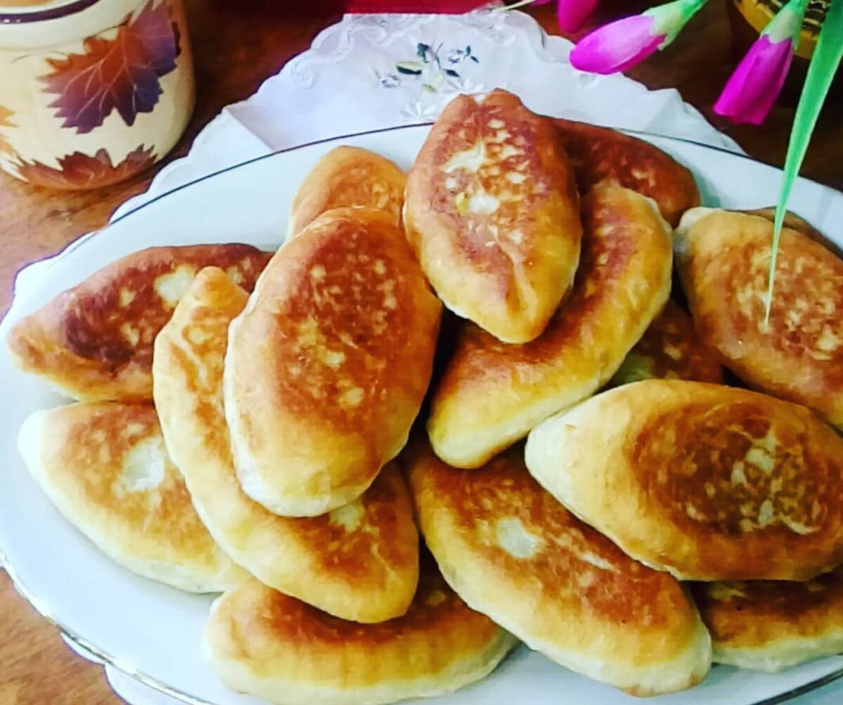 Постные пирожки с грибами и картошкой получаются нежными, с хрустящей корочкой