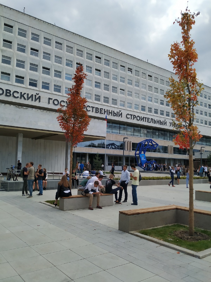 Обновлённое пространство перед университетом.