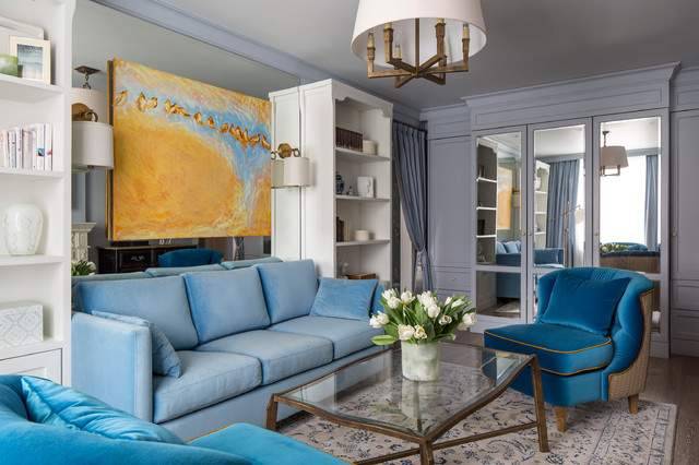 Гостиная с голубой обстановкой и желтым акцентом.