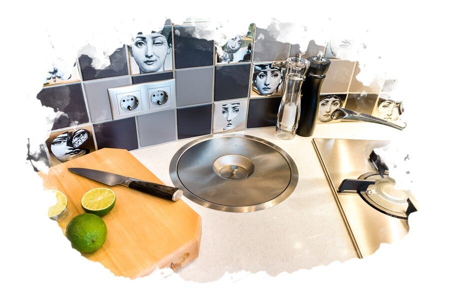 Встраиваемый мусоропровод в столешнице на кухне