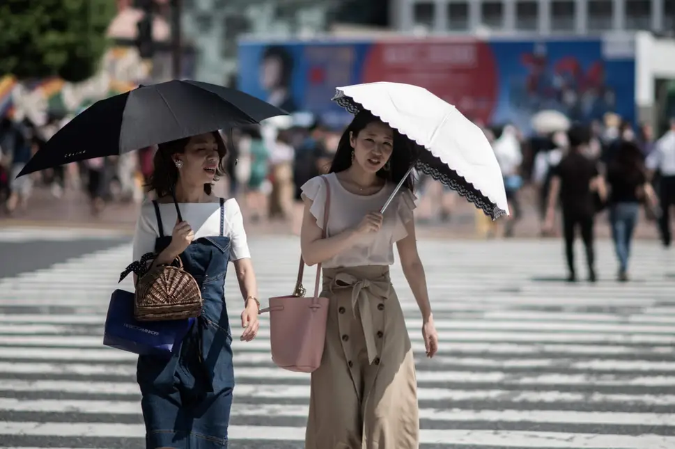 Сколько человек проживает в японии. Япония люди. Лето в Японии. Япония лето люди. Япония люди на улице.