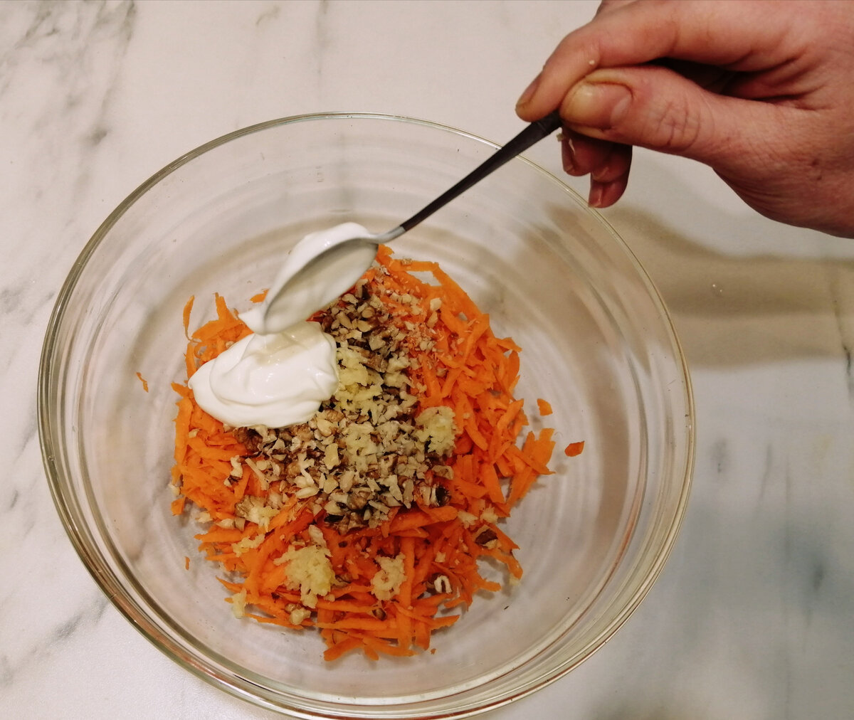 Легкий салат из моркови с орехами и постным майонезом