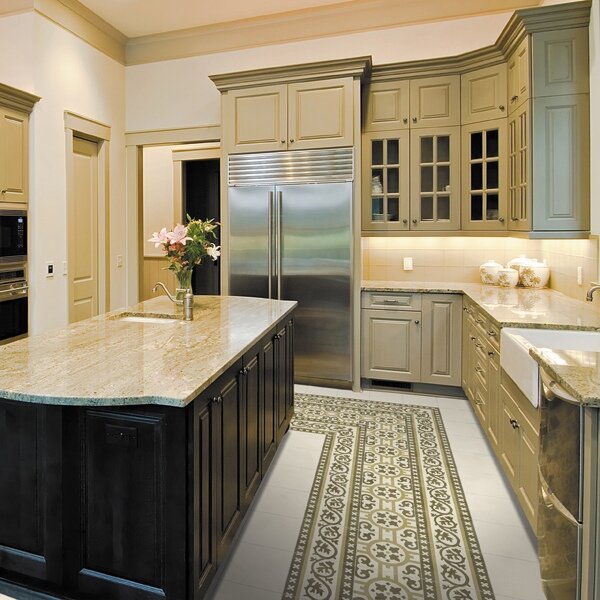 Бежевая кухня с цементной плиткой. 