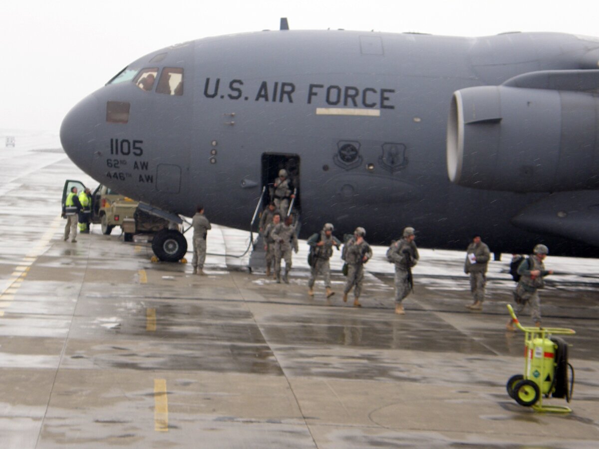 Авиабаза НАТО в Баграме. Высадка прибывшего подразделения. фото Е. Семенова