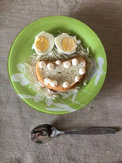 Сынишка Стефан украсил свою тарелку... 😬 По моему, дома сидеть совсем устали, а ещё столько времени заточения впереди! 