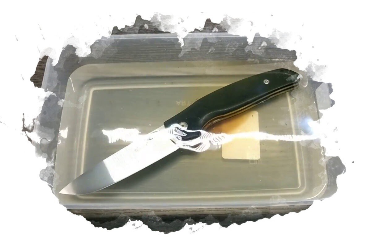 Нож в подсоленной воде