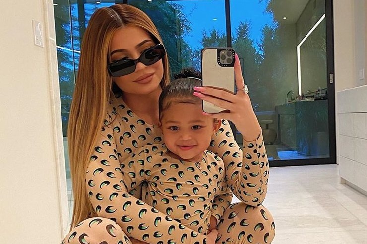   Кайли Дженнер ушла на самоизоляцию вместе с дочерью