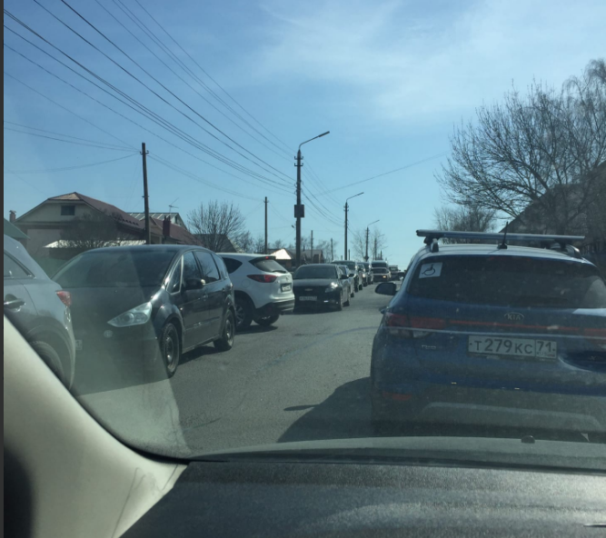 Километровая пробка на выезде из города