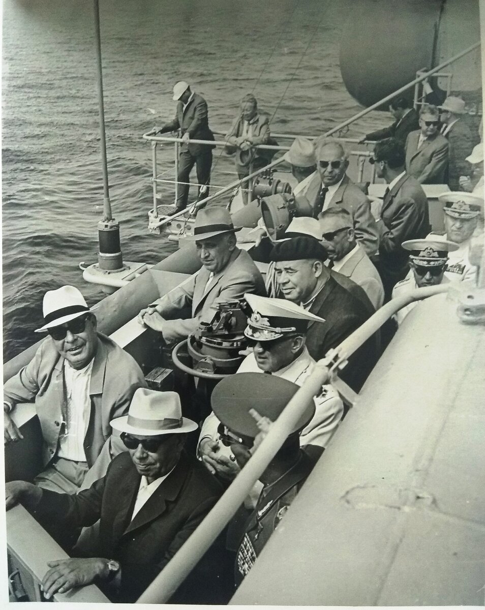 Фото из личной коллекции историк, писателя, профессора, академика Черёмина Александровича. На фото руководители стран Варшавского договора, девятый персонаж -  Густав Гусак. 