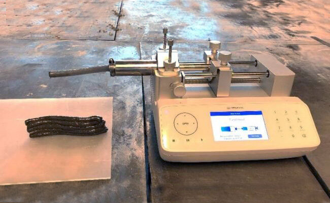Фото Journal of Cleaner Production). Устройство для 3D-печати, используемое для создания строительных материалов, частично изготовленных из человеческой мочи. Однажды подобную технику можно будет использовать для строительства лунных баз.