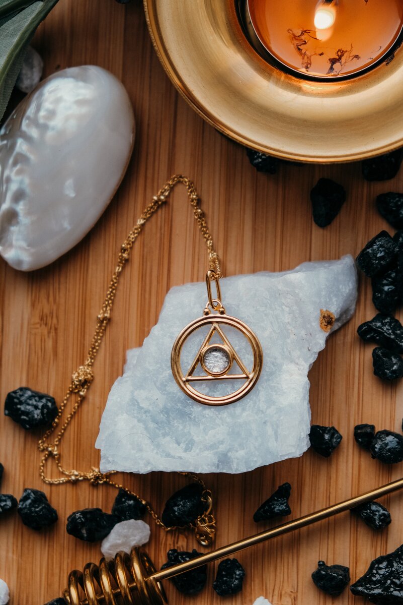 Украшение с метеоритом Муонионалуста.