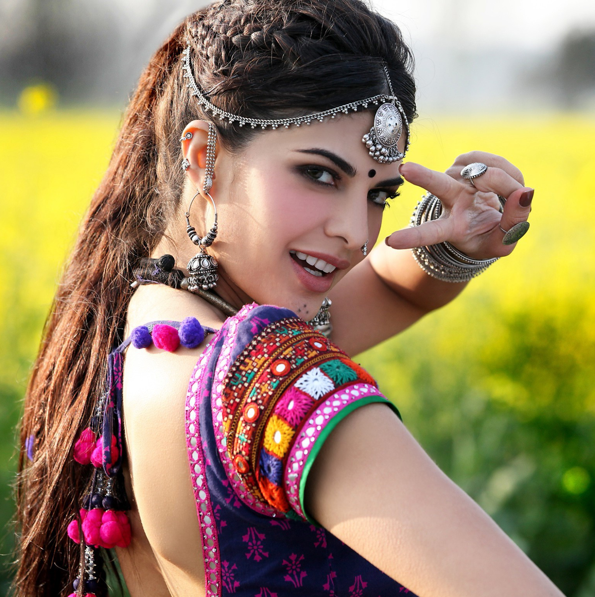 Источник фото: https://mota.ru/upload/wallpapers/2019/05/28/13/43/62570/actress-brunette-indian-beautiful-bollywood.jpg