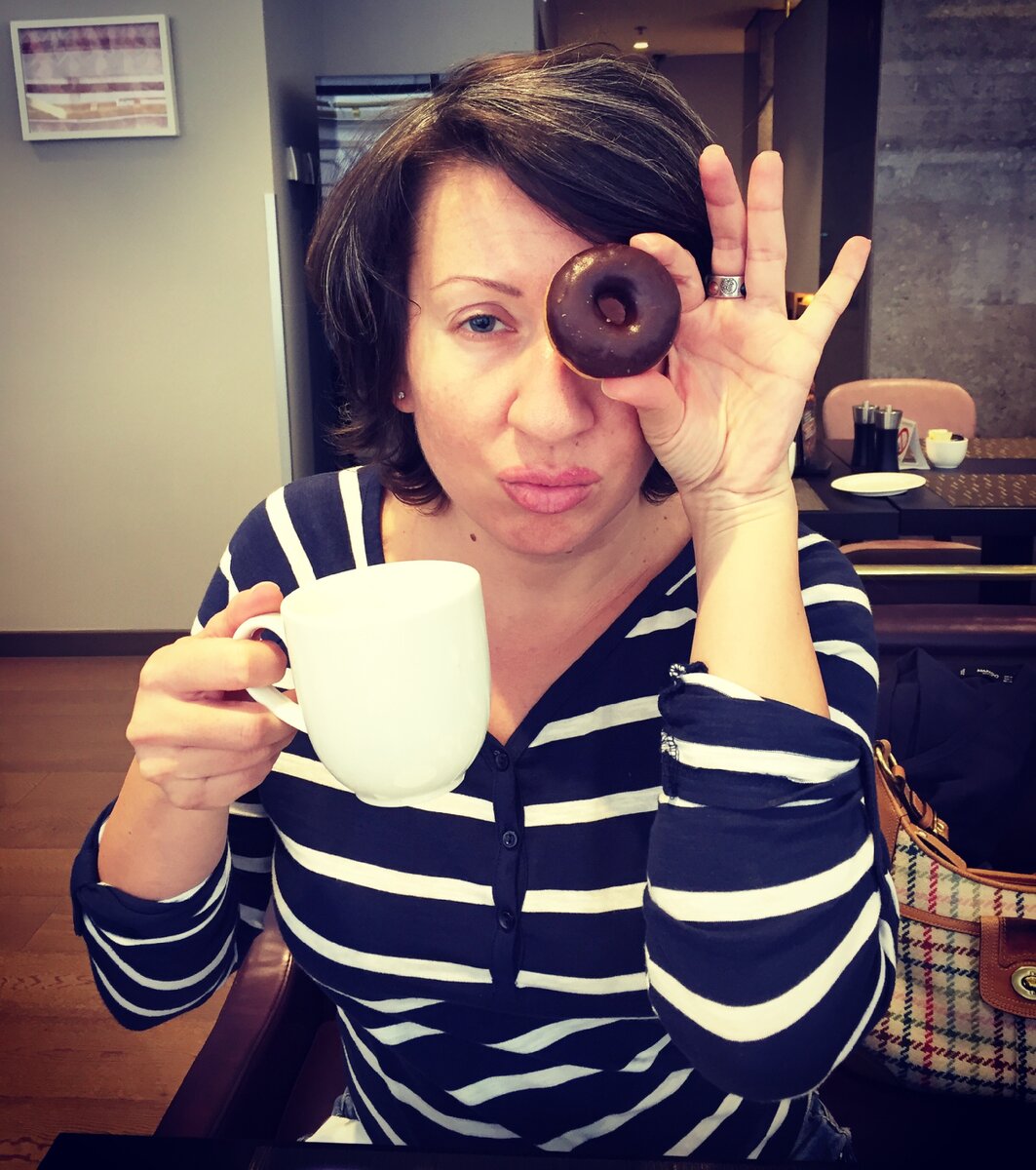 Фото автора сделано в докарантинную эпоху. Кофе выпит автором, пончик съеден автором. Фото из личного архива.