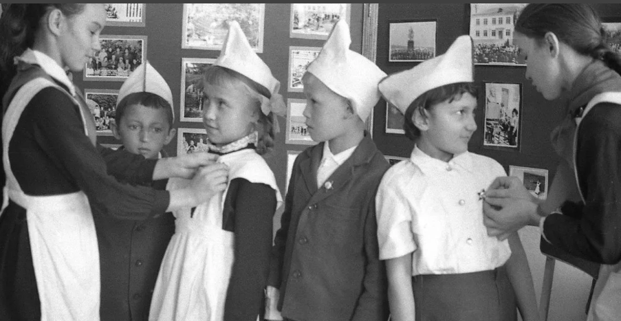 так нас принимали в октябрята... пилотки- обязательно