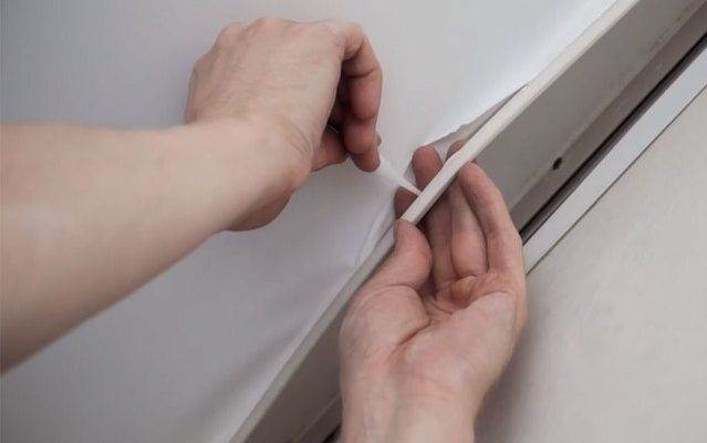 Полотнище достаточно прочное, чтобы выдерживать натяжение. Растягивание, хоть и вызывает дополнительное напряжение, никак не грозит целостности. Однако точечные механические воздействия приводят к появлению дырок. Повод для ремонта натяжных потолков – порезы, проколы, разрывы.