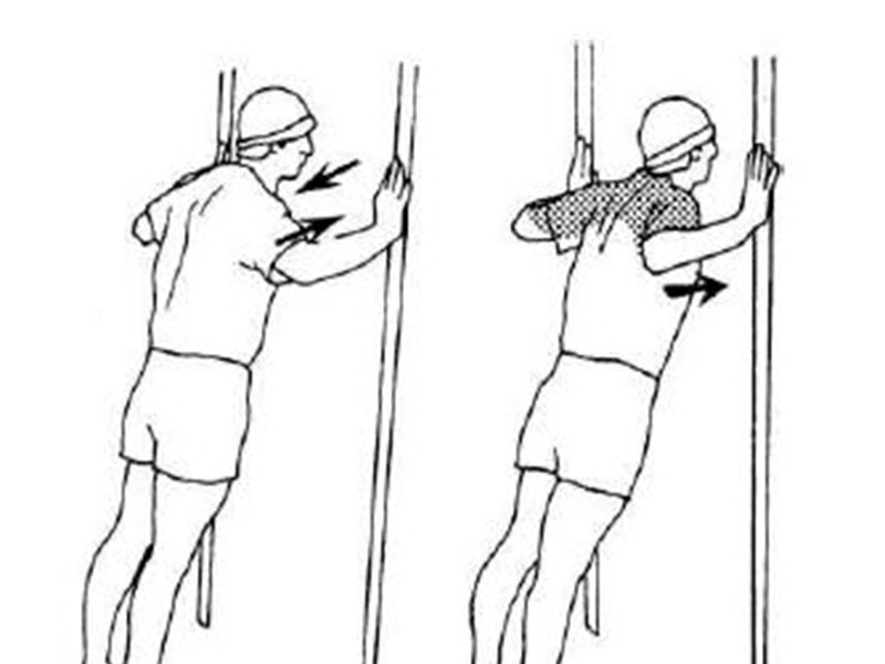 встань в дверном проеме. упражнение в проеме двери. шпагат в дверном проеме. встань в дверном проеме. растяжка груди в дверном проеме.