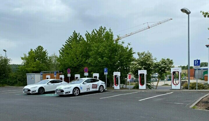 Классическая станция Tesla Supercharger